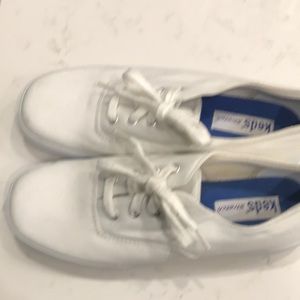 K E D S   size7.5 WHITE LACE UPS. The keds are  s t r e t c h  FOR COMFORT🌸🌷